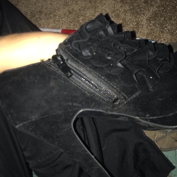 Blacks Ruffle Heels - Picture 5 of 7